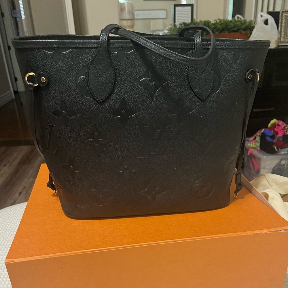 Louis Vuitton Black Neverfull MM